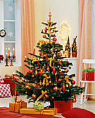 Geschmückter Weihnachtsbaum, darunter Päckchen