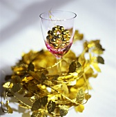 Table decoration with gold leaves and beads