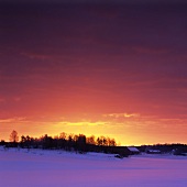 Sonnenuntergang vor schneebedeckter Landschaft