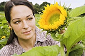 Frau mit einer Sonnenblume
