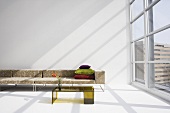 Sofa & Couchtisch in modernem Wohnzimmer mit grosser Fensterfront
