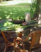 Rattanmöbel mit Bananenblättern und Bambus im Freien