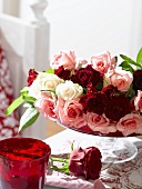 Arrangement of roses (romantic table decoration)