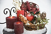 Weihnachtsdeko auf verschneitem Gartentisch