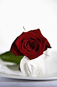 Gedeck mit roter Rose