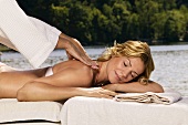 Frau bei Massage am See (aussen)