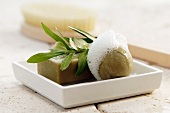 Olivenseifen mit Seifenschaum und Olivenzweig