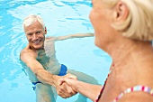 Älteres Paar im Swimmingpool