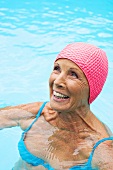 Ältere Frau im Swimmingpool