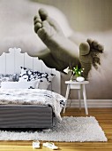 Schlafzimmer mit Fototapete 'Babyfüsse'