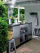 Mobile Outdoor-Küche aus Edelstahl mit Cerankochfeld, Spüle & Kühlschrank