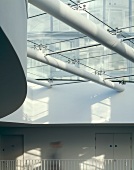 Zeitgenössisches Glasdach auf weisser Stahlkonstruktion im grossräumigen Treppenhaus