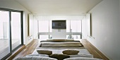 Schlafbereich auf Galerie im modernen Neubauhaus mit Terrassenschiebetüren