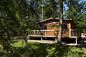 Wochenendhaus aus Holz mit Veranda im Wald
