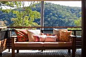 Ein Sofa mit Kissen auf einer Terrasse