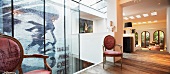 Gepolsterte Stühle im Barockstil im modernen offenen Vorraum einer Villa