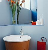 Moderner Waschtisch und Spiegel in Badezimmerecke