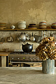 Rustikale Küche mit Kochgeschirr und getrockneten Blumen