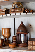 Gefässe aus Holz neben Architekturmodell in orientalischem Stil im Vintage Regal