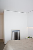 Minimalistisches Schlafzimmer mit modernem Wandbild in Schwarzweiss