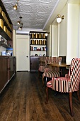 Innenraum vom Bosie Tea Café mit Teeutensilien auf großen Wandregalen (Manhattan, New York)