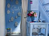 Wall in light blue and hamsa decoration