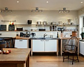 Moderne Küche mit Küchentisch und antikem Holzstuhl