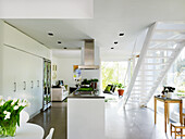 Moderne Küche mit offener Raumgestaltung und Blick ins Grüne