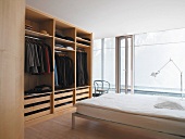 Schlafzimmer mit offenem Kleiderschrank