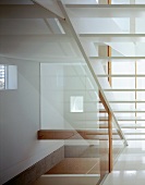 Treppenhaus mit Glaswänden in Wohnhaus