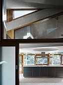 Zeitgenössische Architektur mit Blick durch offene Schiebetür auf Küchenzeile am Fenster