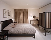 Bedroom with double bed, dressing room and screen