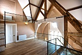 Grosszügiger Raum beim Treppenaufgang mit Holzdachkonstruktion