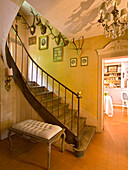 Eingangsbereich im Vintage-Stil mit gewendelter Treppe und Geweihen