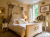 Baroque bedroom with gilded elements