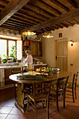 Mediterrane Küche mit frischen Gemüsesorten und Kräutern auf dem Esstisch
