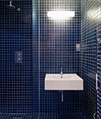 Blau gekacheltes, modernes Badezimmer