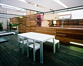 Moderne Terrasse mit eingebauter Küche und Essbereich