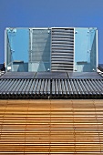 Holzfassade eines Öko-Hauses mit Sonnenkollektoren