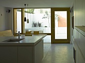 Kücheninsel in einer offenen Küche mit Blick auf die Terrasse