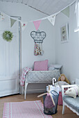 Children's room in white with pink accents, country house style