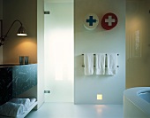 Badezimmer mit Waschtisch aus Marmor