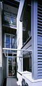 Modernes mehrstöckiges Wohnhaus mit Glasdach über Hauseingang