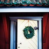 Weihnachtskranz an der Tür