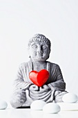 Buddha-Figur mit rotem Herz