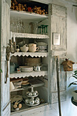Vintage-Küchenschrank in Weiß mit Geschirr und Glaswaren