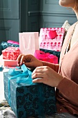 Frau beim Verpacken von Geschenken