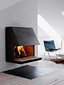 Kaminofen mit Feuer im minimalistischen Wohnraum