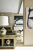 Schwarz weiss Photographien auf grau getönten Wänden im Designer Wohnraum