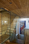 Treppenhaus mit Glasabtrennung im Holzhaus